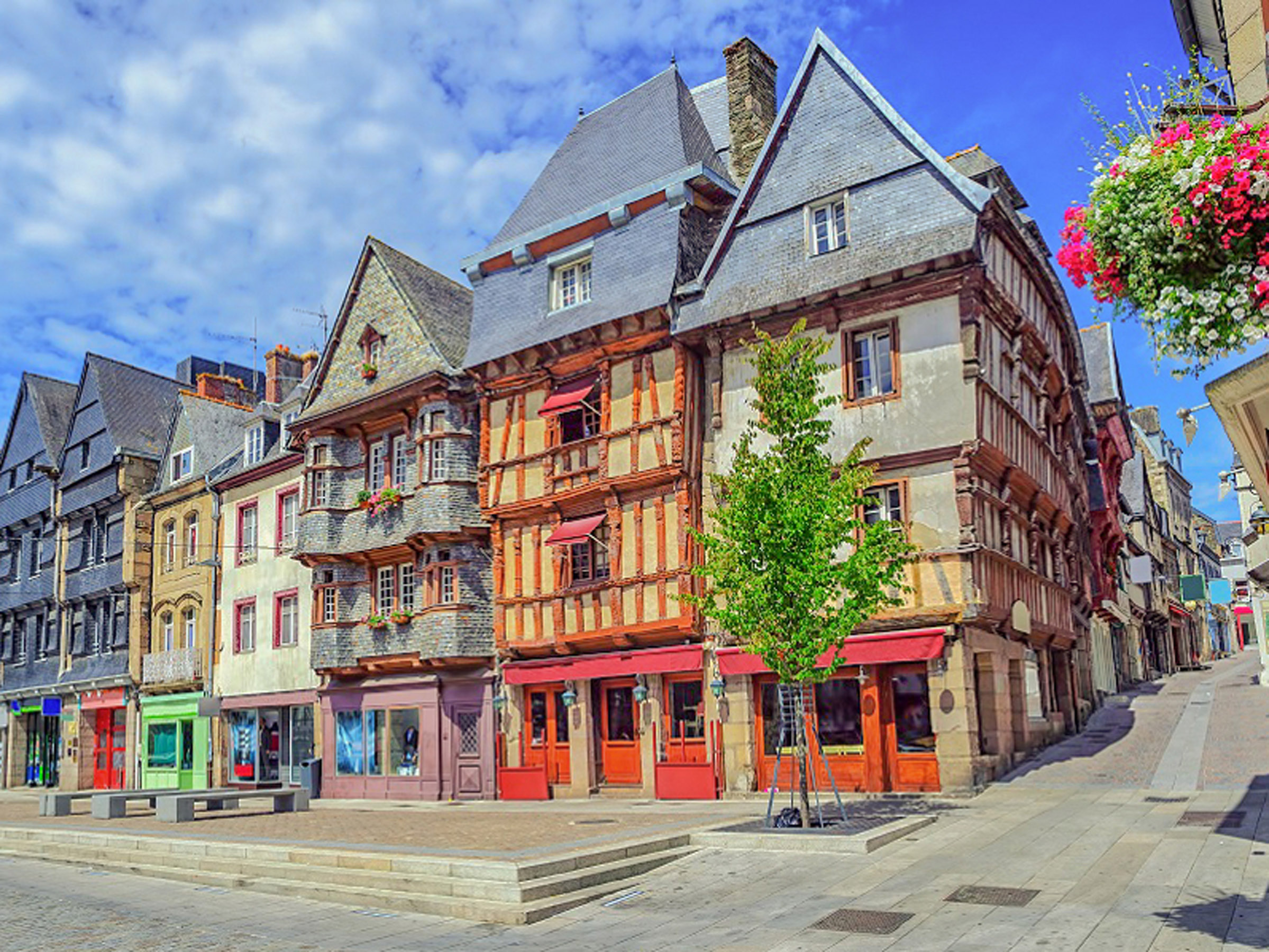 Ville De Lannion, Située Entre La Côte De Granit Rose Et La Côte De ...